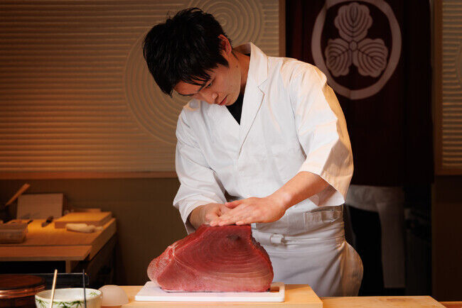 動画総再生数3,200万回越え、SNSで話題の寿司職人が大将に就任！ 高級鮨の味わいをリーズナブルな価格で提供する「鮨 華林」が5月23日に東京・両国にオープンの1枚目の画像