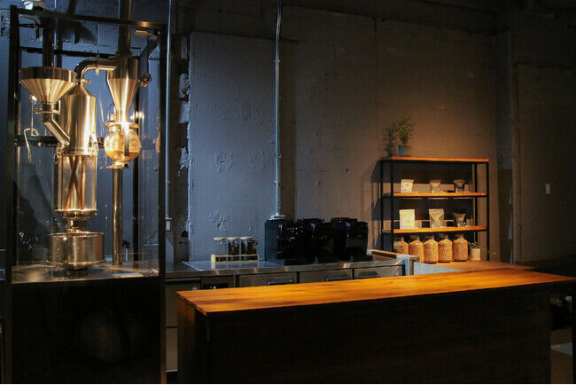 【アッシュ・ペー・フランス株式会社】新たにカフェ事業をスタート。こだわりのコーヒー、ジュエリー、アートが楽しめる複合空間「カフェ ケイブ」を表参道にオープン。の1枚目の画像