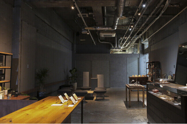 【アッシュ・ペー・フランス株式会社】新たにカフェ事業をスタート。こだわりのコーヒー、ジュエリー、アートが楽しめる複合空間「カフェ ケイブ」を表参道にオープン。の2枚目の画像