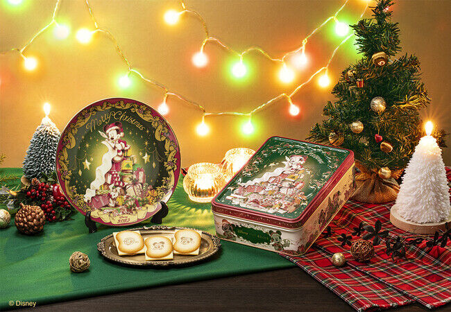【東京ばな奈】サンタ姿の「ミッキーマウス」とメリークリスマス！スペシャル缶とイヤープレート付きセットが数量限定登場。通販先行受付も開始の1枚目の画像