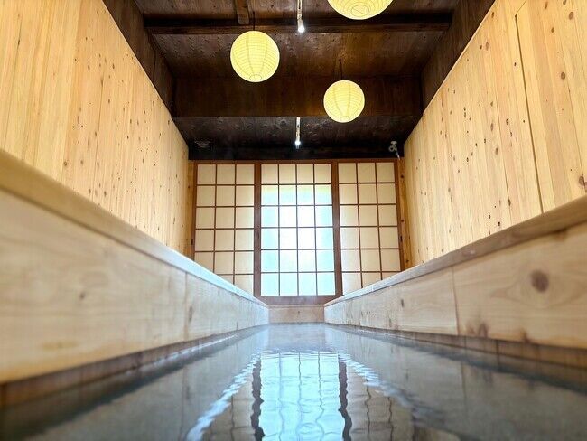 日本初!! 全席に天然温泉足湯が完備の新スポットが誕生!! プレオープン直後から連日インバウンド観光客に大好評の11枚目の画像