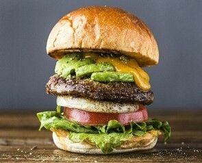 ハンバーガーショップ「J.S. BURGERS CAFE」業界史上最多！？ 8種チーズのピザバーガー新登場！の2枚目の画像