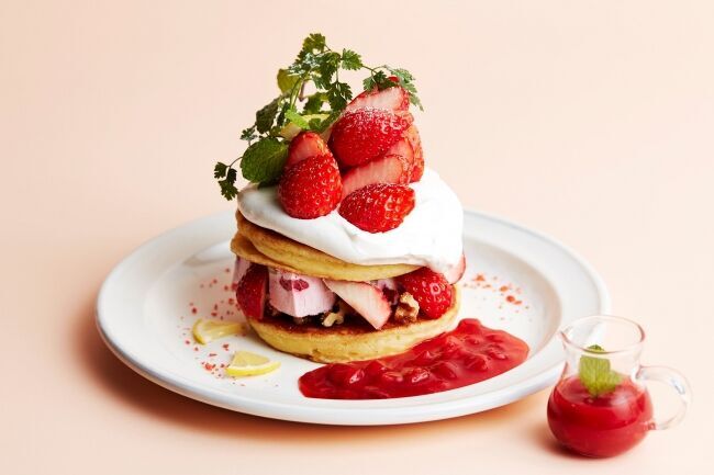 オールタイムパンケーキショップ「J.S. PANCAKE CAFE」“苺のショートケーキ”をイメージしたアイスパンケーキが新登場人気のグランドメニュー3種も期間限定“苺”をたっぷり乗せてご用意！の2枚目の画像