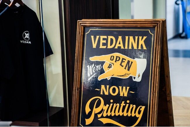 Tシャツプリントをはじめとするシルクスクリーンプリント事業を手掛ける「VEDAINK（ヴェーダインク）」が人気アンダーウエアブランドと限定コラボ。の1枚目の画像