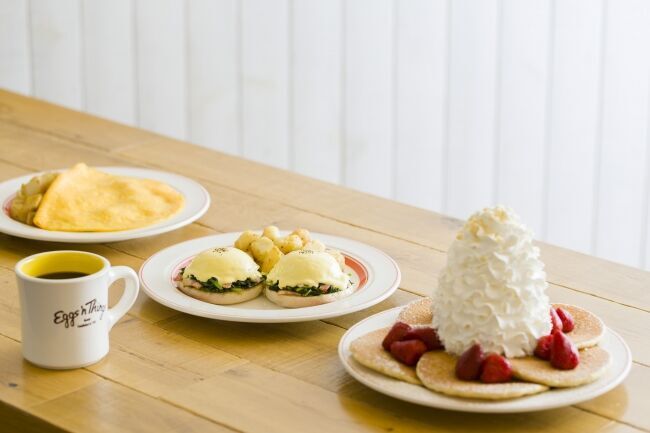Eggs ’n Thingsより賑やかなパフェ風パンケーキが登場！「バナナスプリットパンケーキ」2019年8月1日（木）～9月1日（日）期間限定販売の3枚目の画像