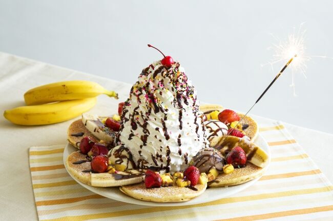 ～8月25日（日）はNational Banana Split Day～3日間限定で巨大バナナスプリットパンケーキが登場2019年8月23日（金）～8月25日（日）の1枚目の画像