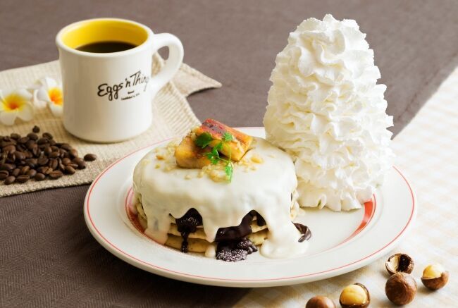 Eggs ’n Thingsよりマカダミアナッツを使った秋のハワイアンパンケーキが登場！「マカダミアナッツソースとチョコレートのパンケーキ」2019年11月1日（金）～12月1日（日）期間限定販売の1枚目の画像