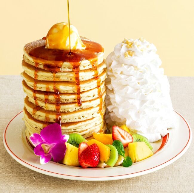 日本上陸10周年を記念して感謝の10枚重ねパンケーキが登場！「10th Anniversary Pancakes」・「2種のコンビベネディクト」2月28日（金）～3月31日（火）期間限定販売の2枚目の画像