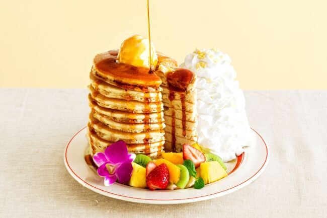 日本上陸10周年を記念して感謝の10枚重ねパンケーキが登場！「10th Anniversary Pancakes」・「2種のコンビベネディクト」2月28日（金）～3月31日（火）期間限定販売の1枚目の画像