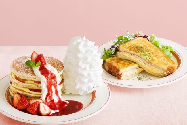 Eggs ’n Thingsよりいちごをたっぷりと使った可愛らしい春パンケーキが登場！「いちごのミルフィーユパンケーキ」・「フレンチトーストサンド」3月19日（木）～4月27日（月）期間限定販売の1枚目の画像