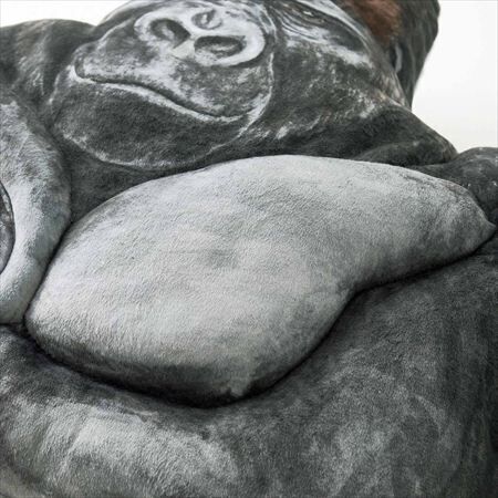 強さとやさしさをあわせ持つ「ニシゴリラ　シャバーニのたくましい腕枕クッション」がフェリシモ『YOU+MORE!』から誕生の5枚目の画像