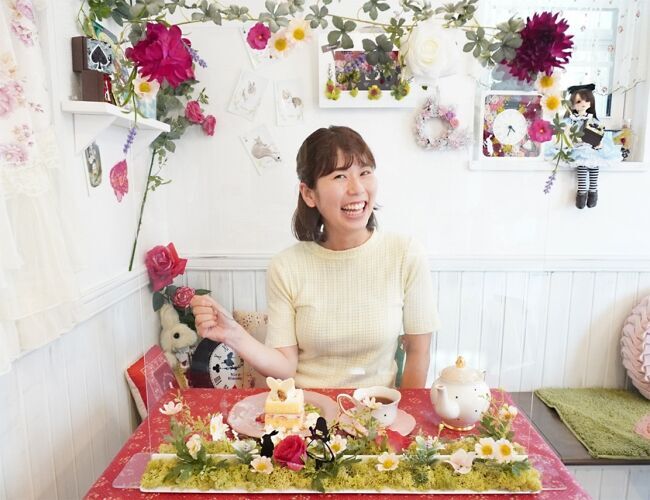 おもわず写真を撮りたくなる！兵庫・西宮のマイペリドットカフェ、花をぐるりとアレンジした”フォトフレーム風”飛沫防止パーテーションを制作。の3枚目の画像