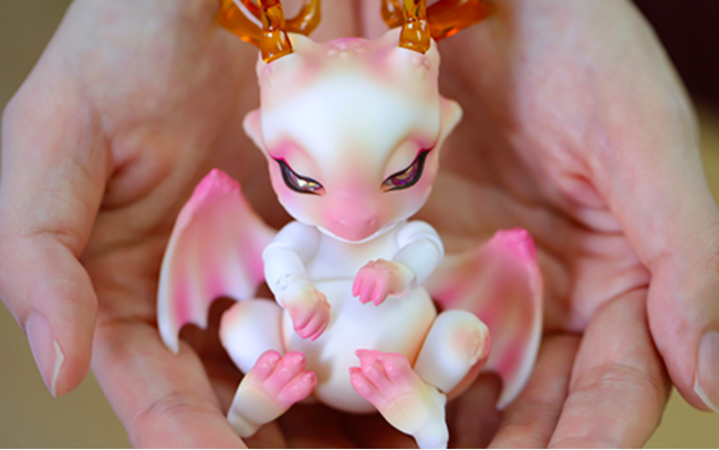 【DOLK】春風とドラゴンの到来。人気ドラゴンドール『Ashes Sweet Dragon』のサクラとチョコミントver.が復刻登場！の6枚目の画像