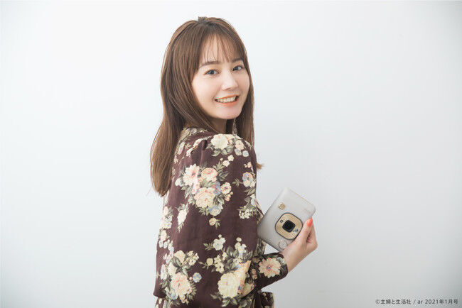 「instax “チェキ”人気2機種の限定カラー」 × トータルビューティー誌「ar」× モデル・NANAMI、ホリデーシーズンに向けた豪華ギフトボックスが数量限定で発売！の3枚目の画像