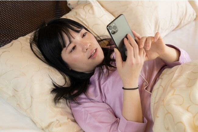 夜通しスマホアプリを見る女子への1枚目の画像