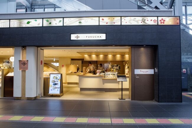 京都駅・茶寮ＦＵＫＵＣＨＡにて抹茶と苺が主役のパティシエ特製パフェ3種「抹茶に恋した いちご3姉妹」限定登場の5枚目の画像