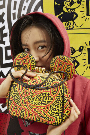 コーチ、Disney Mickey Mouse x Keith Haring コレクションを発表の1枚目の画像