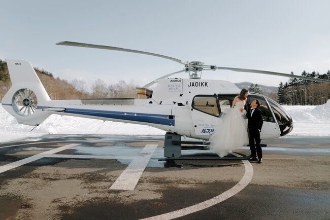コロナ禍でもOK！結婚記念にヘリコプターで二人だけに用意された秘境へ『北海道ヘリコプターウェディング』の1枚目の画像