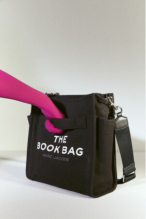 マーク ジェイコブスから、ブックにちなんだオーバーサイズグラフィックが愛らしい新作バッグ「THE BOOK BAG」が原宿のBOOKMARCにて先行販売！の1枚目の画像