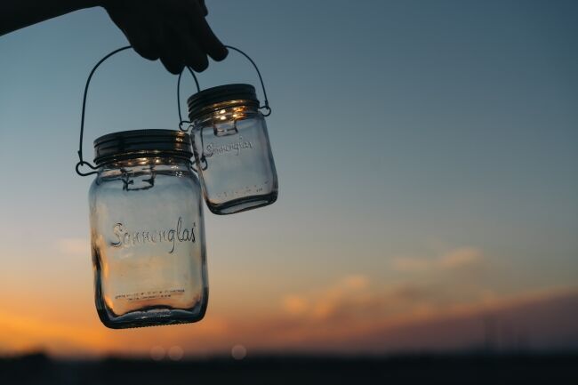 Instagramで大人気！売り切れ続出の瓶型ソーラーランプ『ソネングラス』のMiniバージョンが新発売！もっと可愛くパワフルに。小さなお部屋のインテリアや夏の夜のアウトドアにも。の2枚目の画像