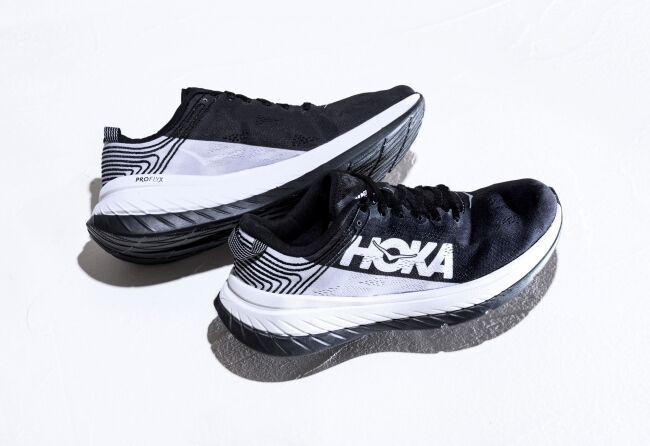 HOKA ONE ONE の 最新テクノロジーを採用した「CARBON X（カーボン エックス）」にモノトーンの新色が登場！の1枚目の画像