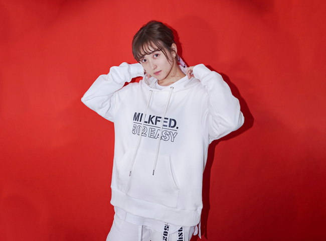 女優「小松彩夏」のD2Cファッションブランド『502EASY』×『MILKFED.』コラボアイテム販売開始！の2枚目の画像