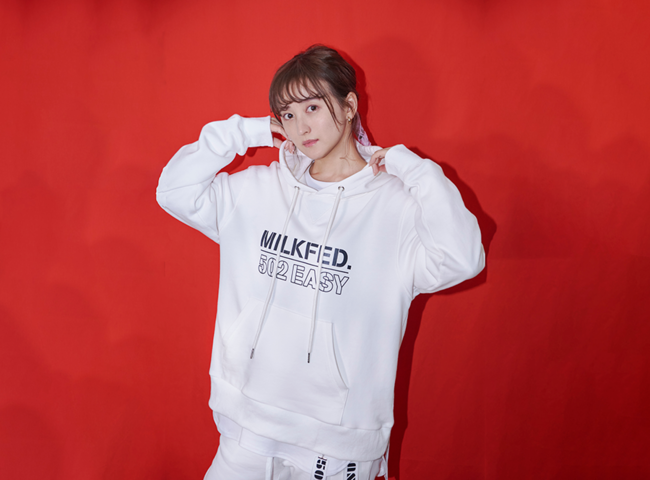 女優「小松彩夏」のD2Cファッションブランド『502EASY』×『MILKFED.』コラボアイテム販売開始！の3枚目の画像