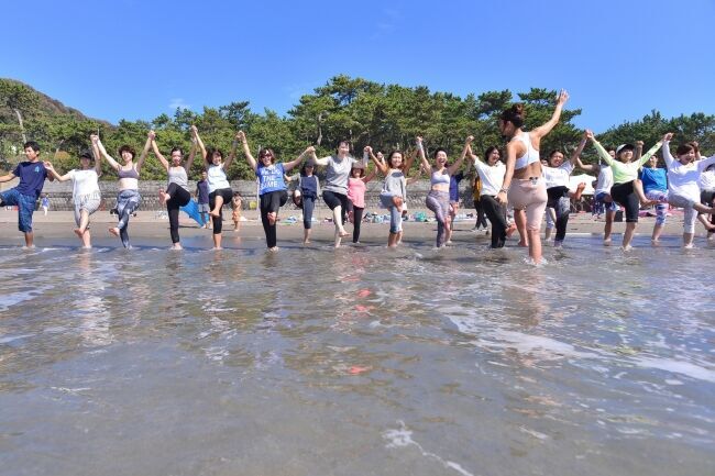 5周年を迎える湘南最大規模のビーチヨガイベント、「SHONAN BEACH YOGA WEEK in HAYAMA」が今週末の9月28日(土)より一色海岸にて開催！の2枚目の画像