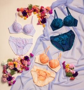 マジックアワーを表現したカラーがロマンティック AMOSTYLE 2021年秋冬コレクションから＜Sunset Beach Flower＞が登場の1枚目の画像