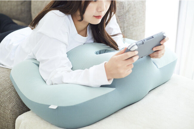 累計販売個数1万個突破のゲーム＆スマホ向けうつ伏せクッション「NeOchi PillOw(ねおちピロー)」 寒い冬のリラックスタイムを彩る”モコモコ素材”の専用カバー「ねおちニットカバー」が新登場の6枚目の画像