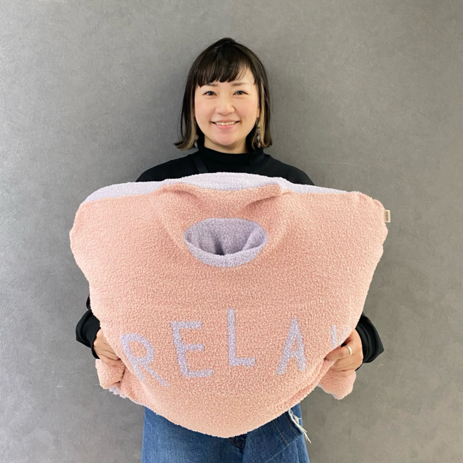 累計販売個数1万個突破のゲーム＆スマホ向けうつ伏せクッション「NeOchi PillOw(ねおちピロー)」 寒い冬のリラックスタイムを彩る”モコモコ素材”の専用カバー「ねおちニットカバー」が新登場の5枚目の画像