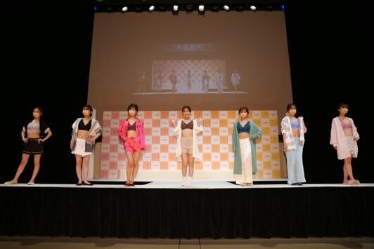 《LUNA新カラー発表会　イベントレポート》「LUNAナチュラルアップナイトブラ　新カラー発表会」開催”7“人の鈴木”奈々“が”7“色のLUNAで登場！の2枚目の画像