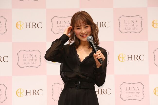 鈴木奈々さん、バストアップ成功で「旦那さんに見せたい！」　自信たっぷりで“生測定”＆悩殺ポーズを披露の3枚目の画像