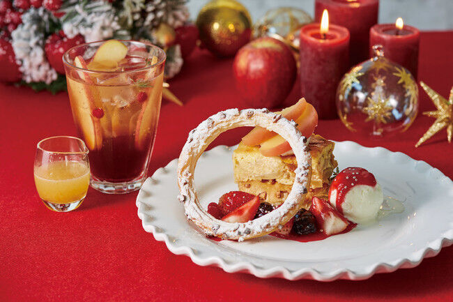 【Afternoon Tea】クリスマス期間限定！アップルパイプディングにクリスマスリース型のサクサクパイをオンしたスペシャルスイーツ＜林檎とベリーのアップルパイプディング＞の1枚目の画像