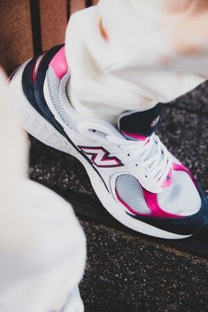 atmosよりNew Balance 1000番台から 「2002」新色2色が国内限定で登場。の2枚目の画像