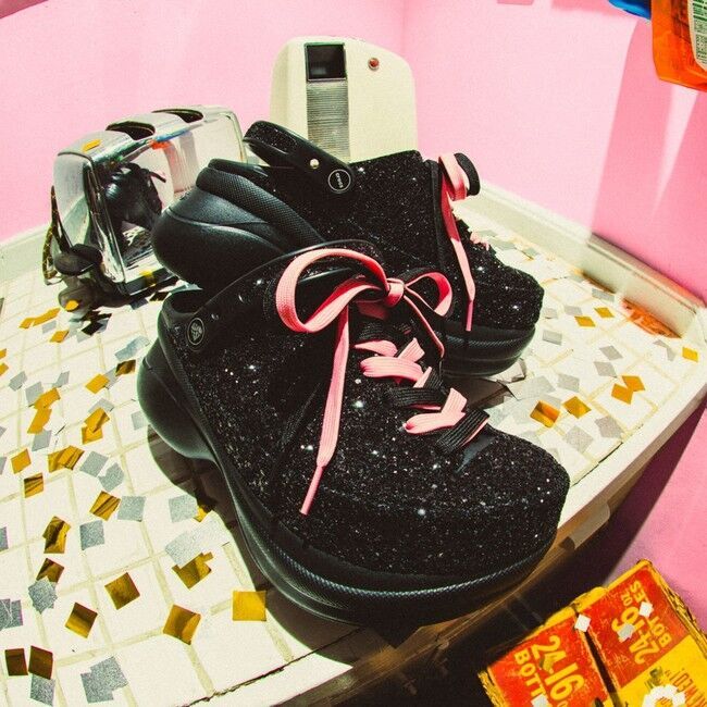 Crocs×atmos pink 初のコラボレーション！サンダルとスニーカーをMIXしたデザインでTOKYO STREETから世界へ発信！の3枚目の画像