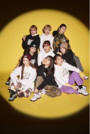 9人組ガールズ・パフォーマンスグループ【Girls² （ガールズガールズ）】×FILA×atmos pinkのトリプルコラボが2022年1月1日（土）元旦より発売！の1枚目の画像