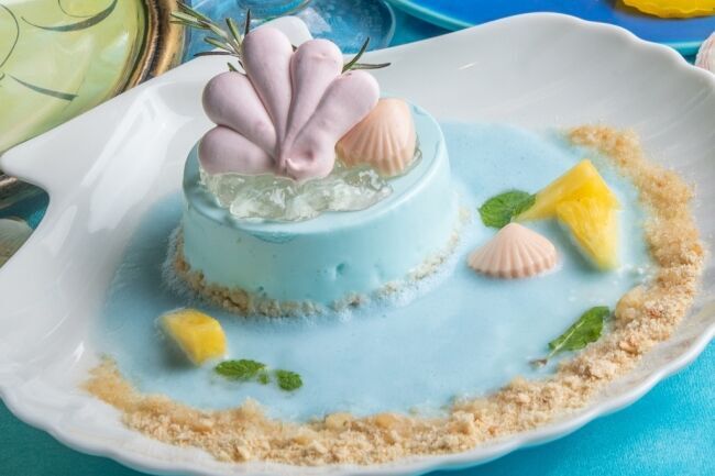 ≪『アリスのファンタジーレストラン』が神秘的な“マーメイドブルー”に染まる！≫「涙の海でコーカス・レース ALICE in Mermaid Party」開催！の8枚目の画像