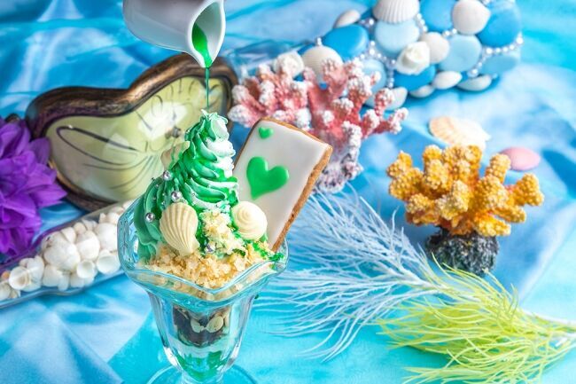 ≪『アリスのファンタジーレストラン』が神秘的な“マーメイドブルー”に染まる！≫「涙の海でコーカス・レース ALICE in Mermaid Party」開催！の9枚目の画像