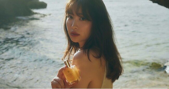 3周年を迎えた小嶋陽菜プロデュースのHer lip toから、イタリアカプリ島のゴールデンアワーをコンセプトに新作パフュームオイル“GOLDEN HOUR”が登場。の1枚目の画像