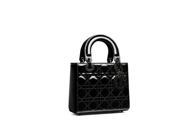 【DIOR】メゾンを象徴するバッグが漆黒の仕上げで登場の2枚目の画像