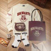 2025年8月8日(金)より「ハリー・ポッター　マホウドコロ」にて、ホグワーツ魔法魔術学校の新学期が始まるバック・トゥ・ホグワーツをテーマに、校章やホグワーツエンブレムをデザインした新商品が順次登場