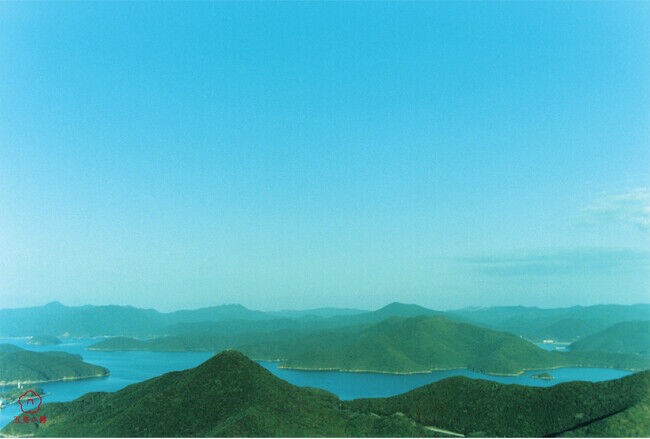 五島列島の海と島並み（写真：泊昭雄）