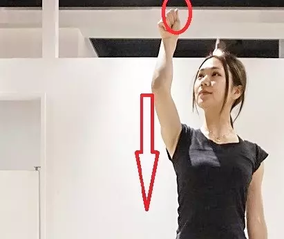 通勤時に小指 薬指を使うだけ 簡単二の腕たるみ痩せエクサ ローリエプレス