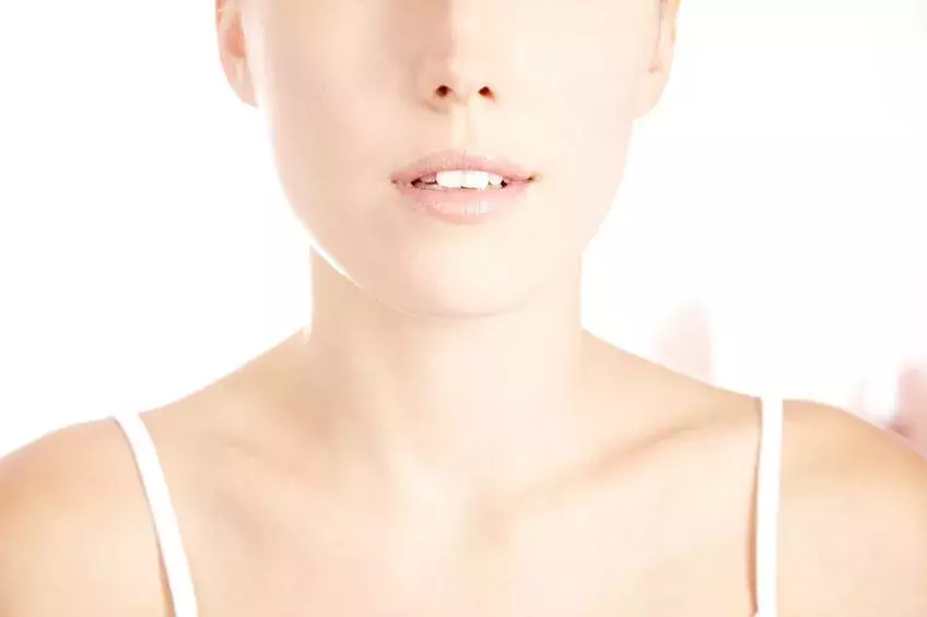 皮膚科医が教える デコルテニキビの原因と対処法 ローリエプレス