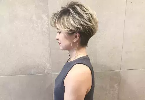 えり足のくびれで小顔みせ 夏の大人ショートヘアスタイル ローリエプレス