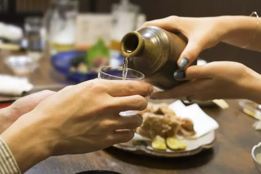 手酌でいいよ こんな時どうする 意外と知らない飲み会マナー ローリエプレス 手酌でいいよ こんな時どうする 意外と知らない飲み会マナー ローリエプレス