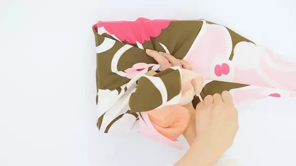 四角い箱にぴったり かわいすぎる風呂敷包み 大輪の花包み ローリエプレス