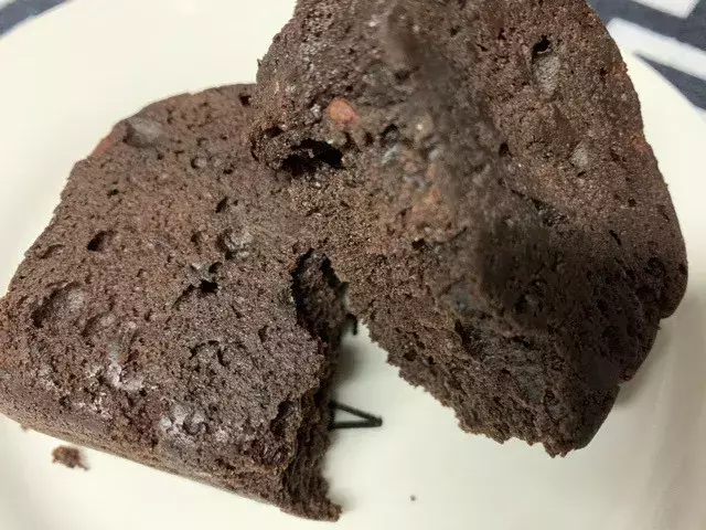 存在感抜群 ファミマの 厚切りチョコケーキ が濃厚でウマい ローリエプレス