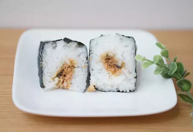 発売初日はすでに売り切れ 具材が3種類も ローソン新作 狗巻の大きなおにぎり が大優勝すぎた ローリエプレス